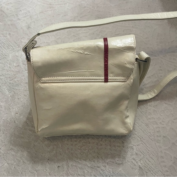 White red striped purse

In okay condition you can see the flaws in the photos - Picture 2 of 7